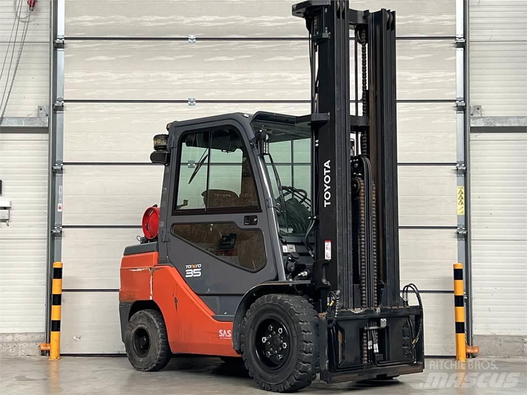 Toyota 8FGJF35 Gas Stapler