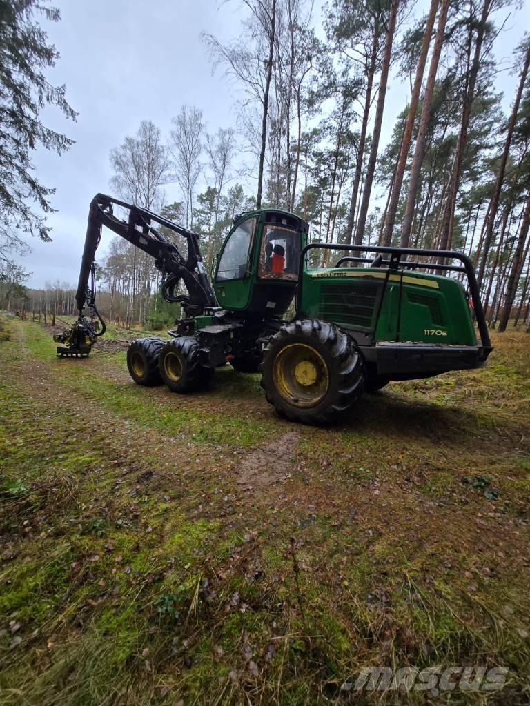 John Deere 1170 E Harvester