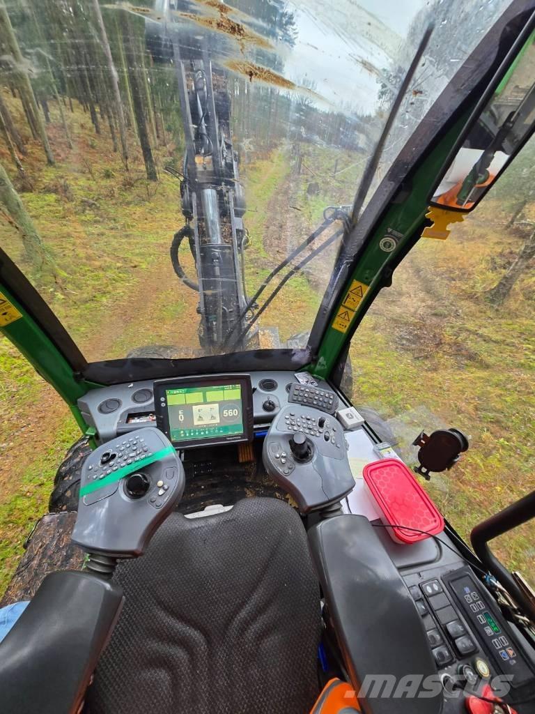 John Deere 1170 E Harvester