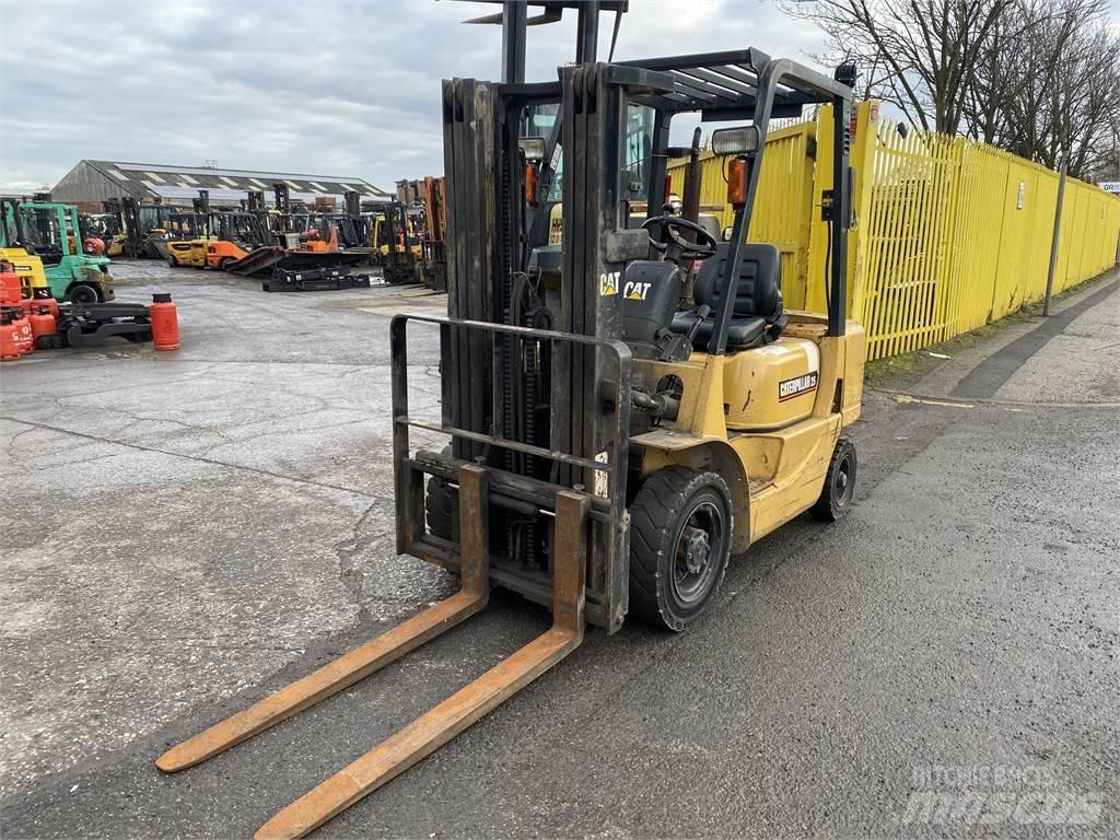 CAT DP25K Diesel Stapler
