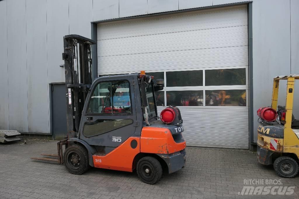 Toyota 02-8 FGF 30 Gas Stapler