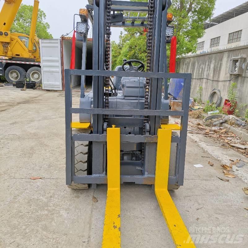 Komatsu 30 Diesel Stapler
