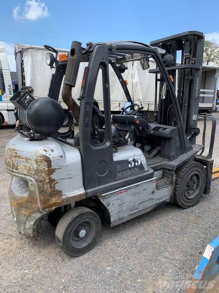 Nissan UG1D2A32LQ Gas Stapler