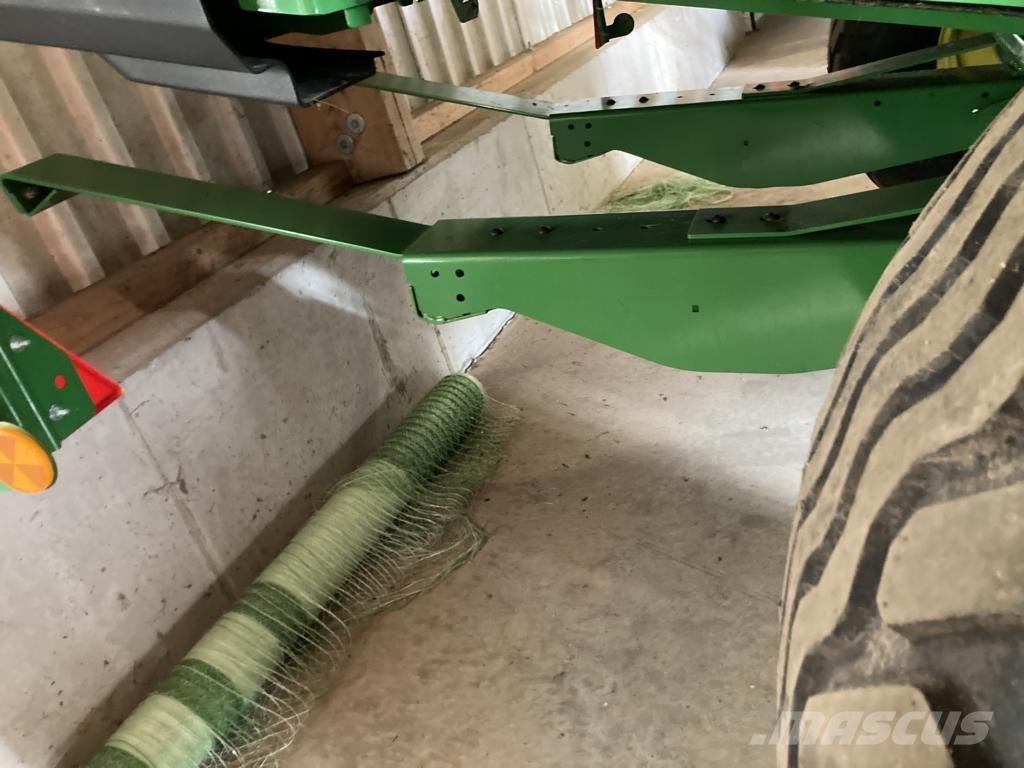 John Deere V461M Rundballenpressen