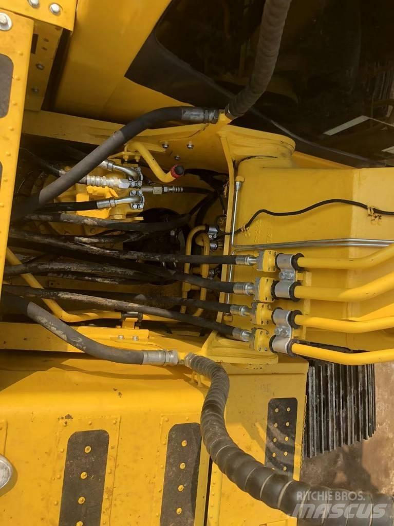 Komatsu PC200-8 Raupenbagger