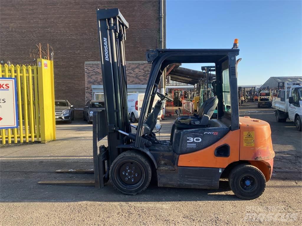 Doosan D30S-5 Diesel Stapler