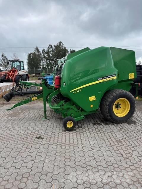 John Deere F 440 R Rundballenpressen