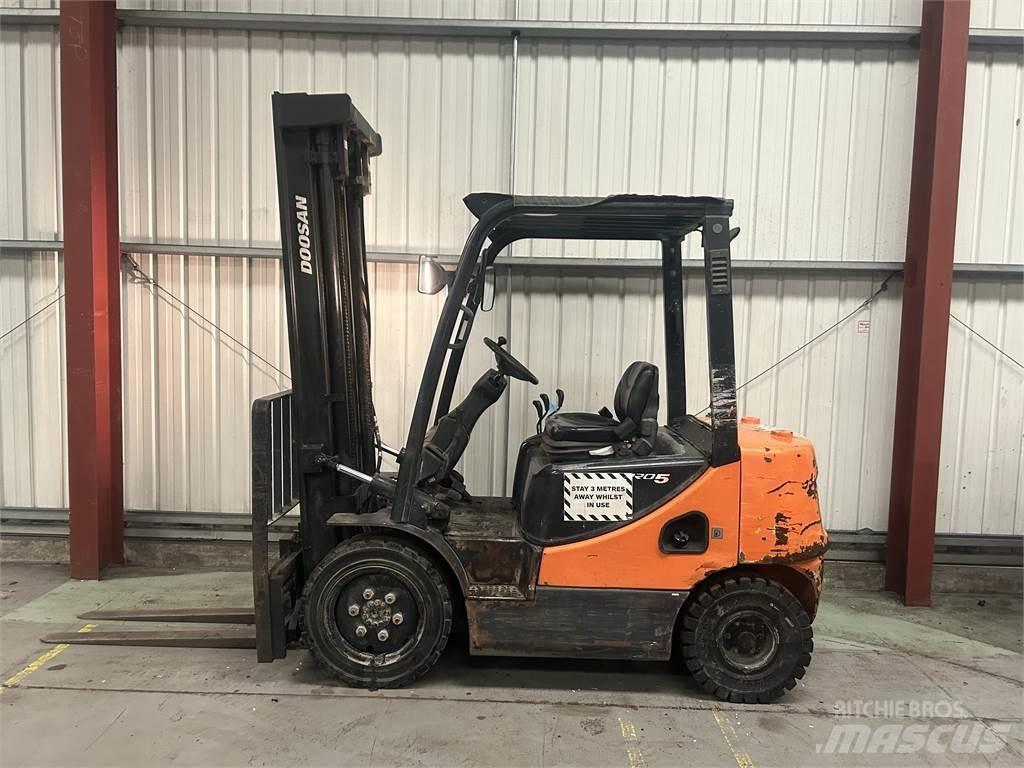 Doosan D25S-5 Diesel Stapler