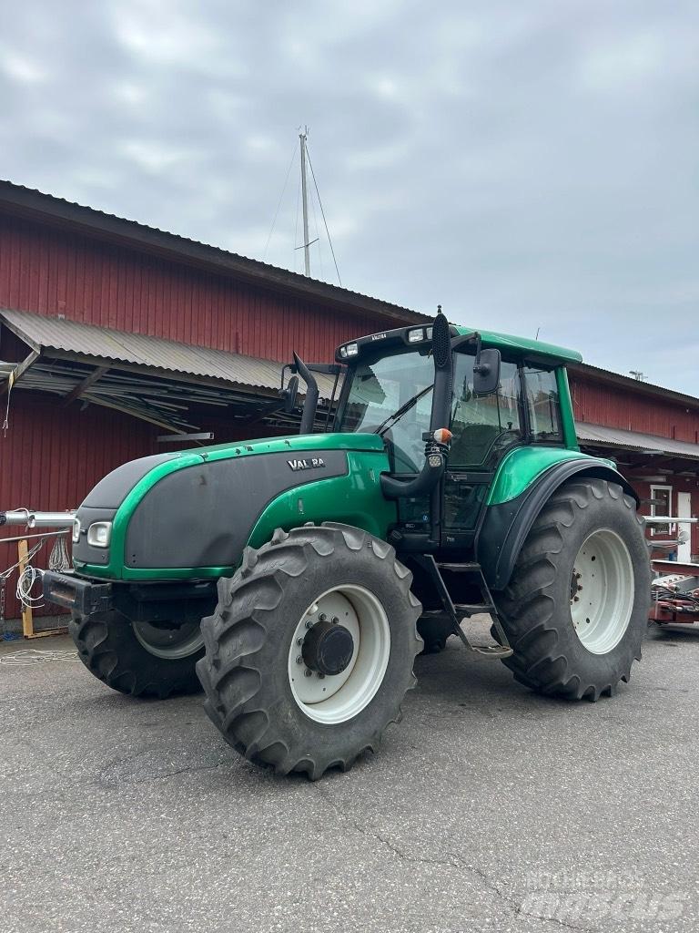Valtra T 150 Traktoren