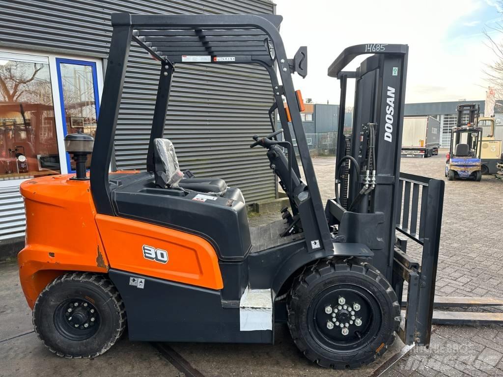 Doosan D30NX Diesel Stapler