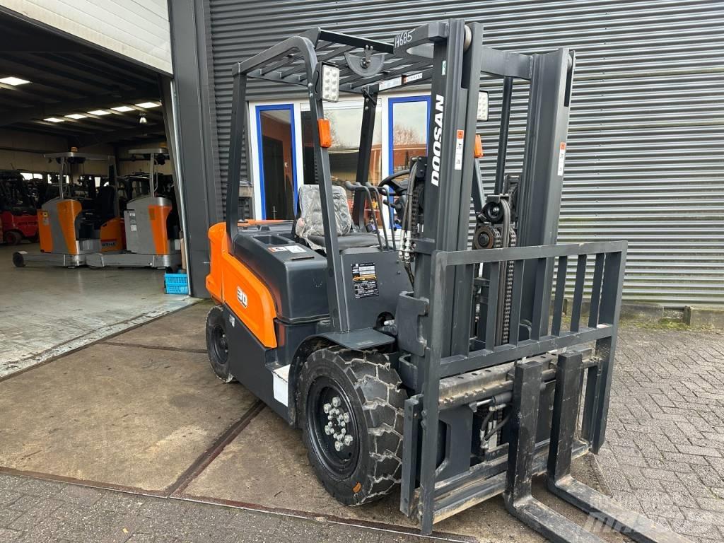 Doosan D30NX Diesel Stapler