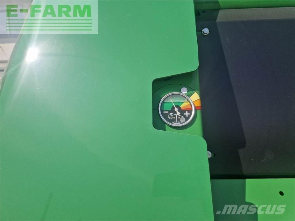 John Deere V451M Quaderpressen