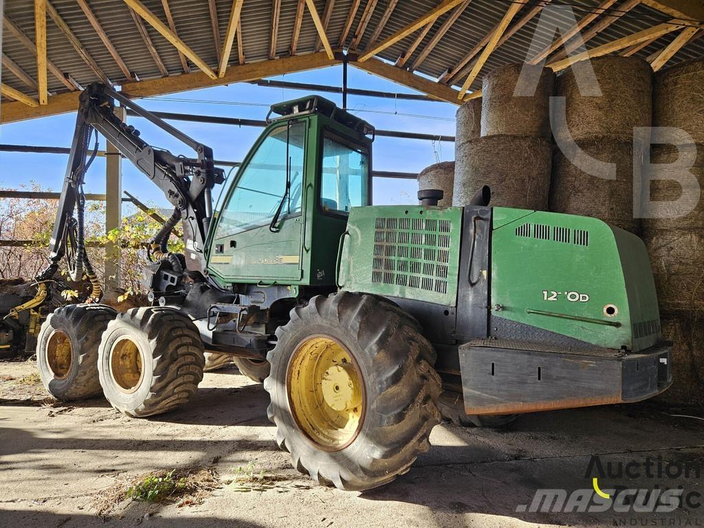 John Deere 1270 D Harvester