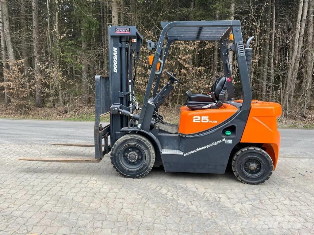 Doosan D 25 GP Diesel Stapler