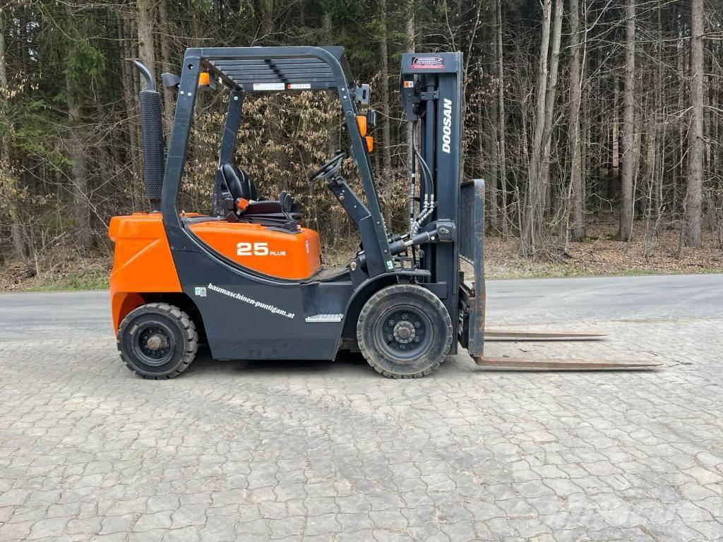 Doosan D 25 GP Diesel Stapler