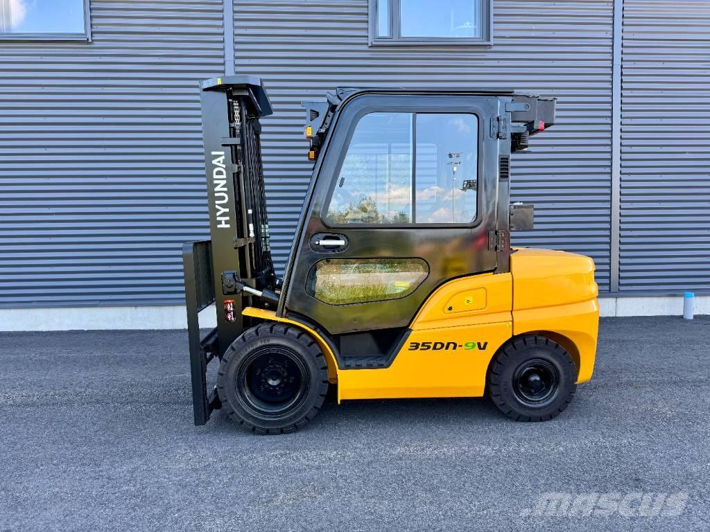 Hyundai 35DN-9V Diesel Stapler