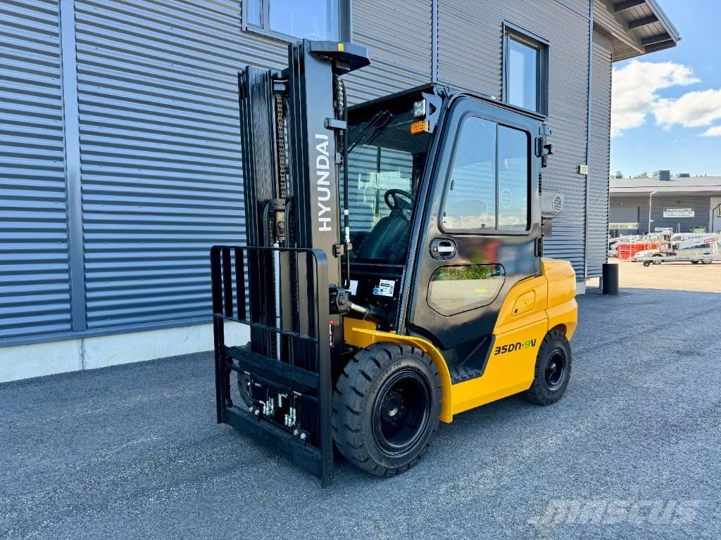 Hyundai 35DN-9V Diesel Stapler