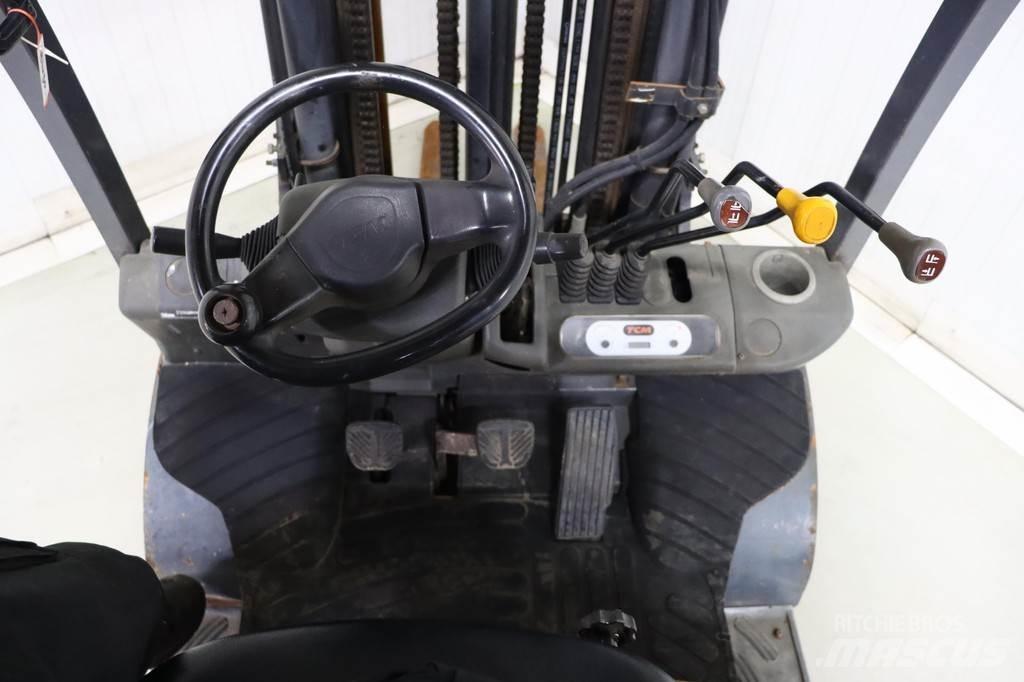 TCM FD25T3 Diesel Stapler