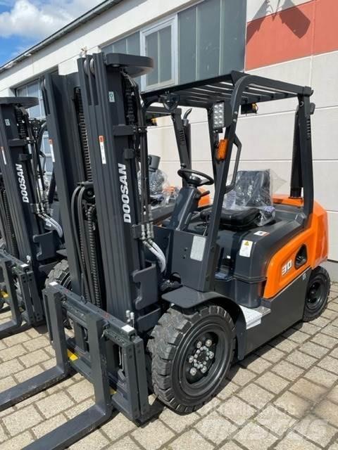 Doosan D30NXP Diesel Stapler