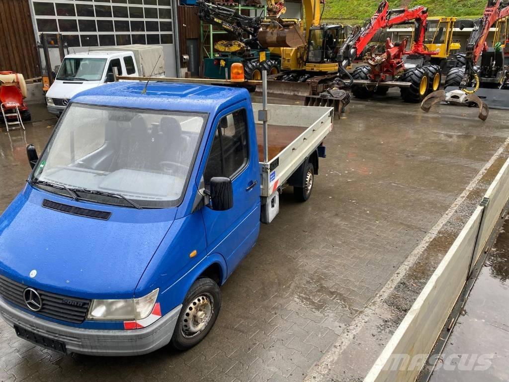 Mercedes-Benz 208 D Pritschenwagen/Pritschenwagen mit Seitenklappe