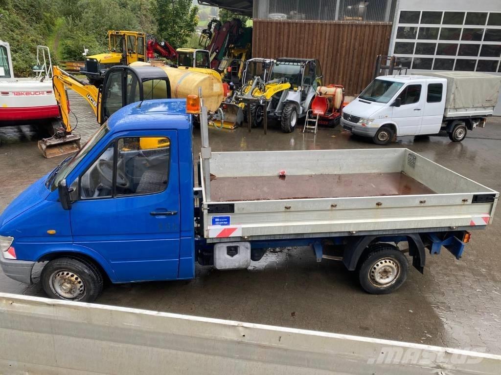 Mercedes-Benz 208 D Pritschenwagen/Pritschenwagen mit Seitenklappe