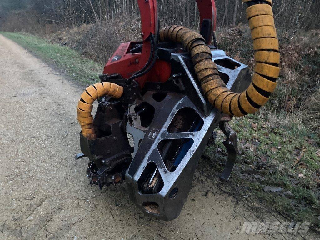 Komatsu C 144 Harvester