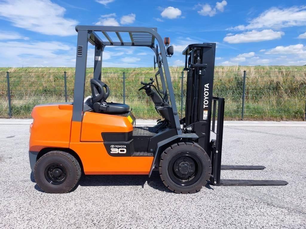 Toyota FDZN30 Diesel Stapler