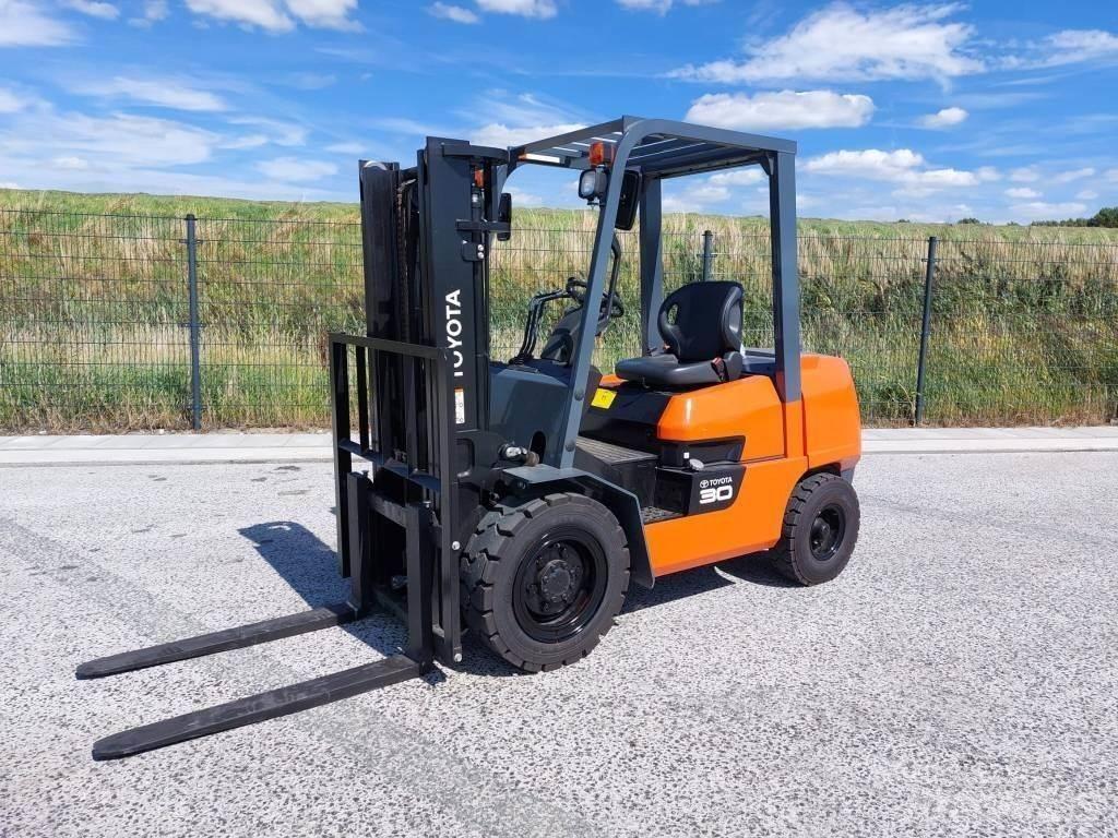 Toyota FDZN30 Diesel Stapler