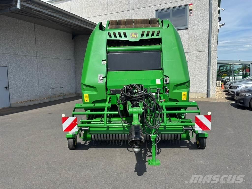 John Deere V451M Rundballenpressen