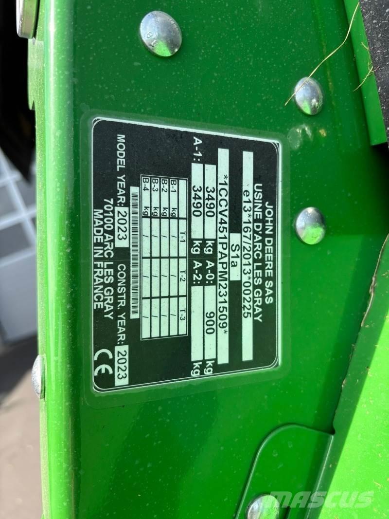 John Deere V451M Rundballenpressen