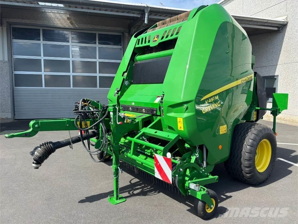 John Deere V451M Rundballenpressen