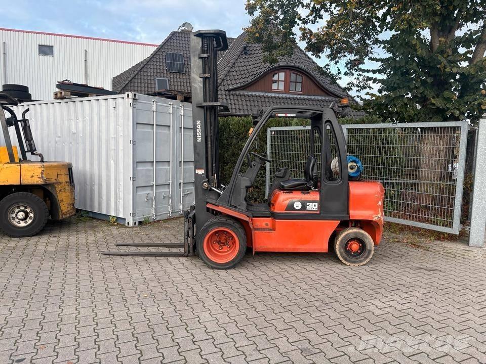 Nissan UGD02 A 30 PQ Gas Stapler