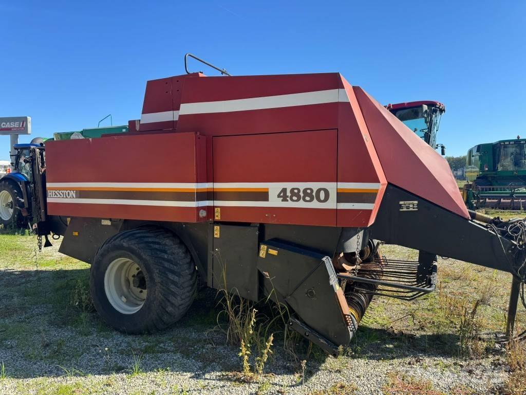 Hesston 4880 Quaderpressen