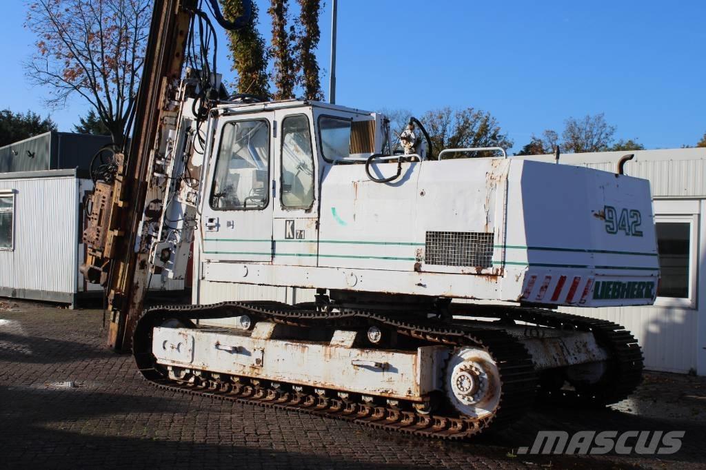 Liebherr R 942 Rammen