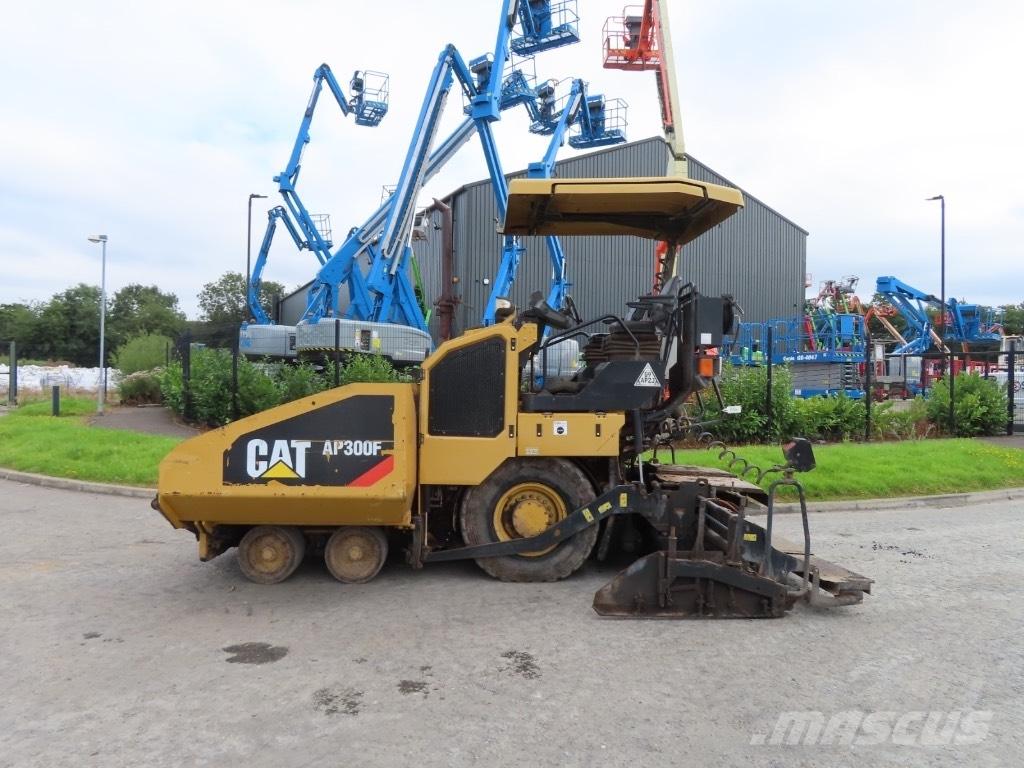 CAT AP 300 Strassenfertiger