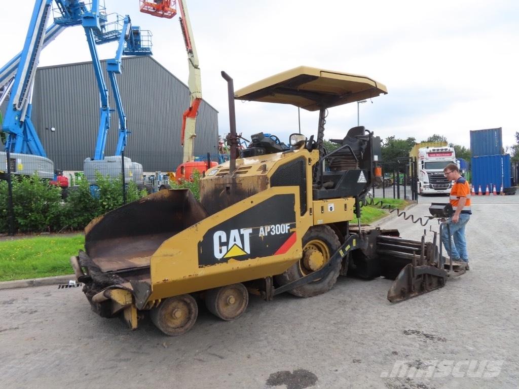 CAT AP 300 Strassenfertiger