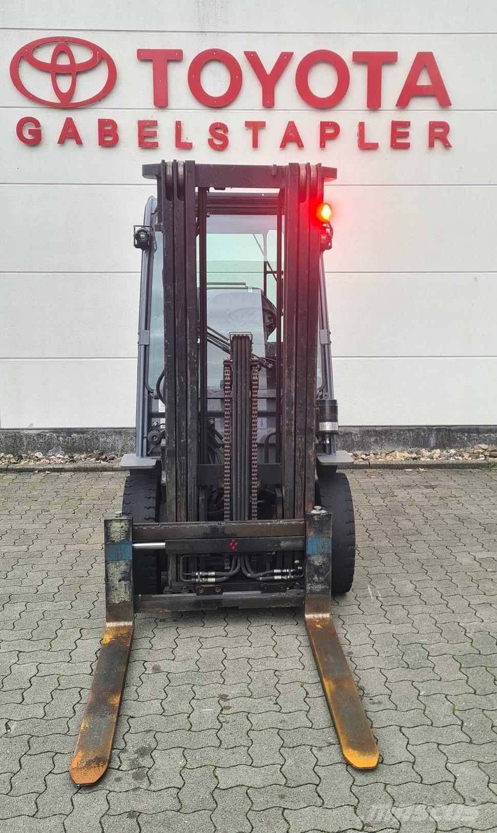 Toyota 02-8FGF25 Gas Stapler