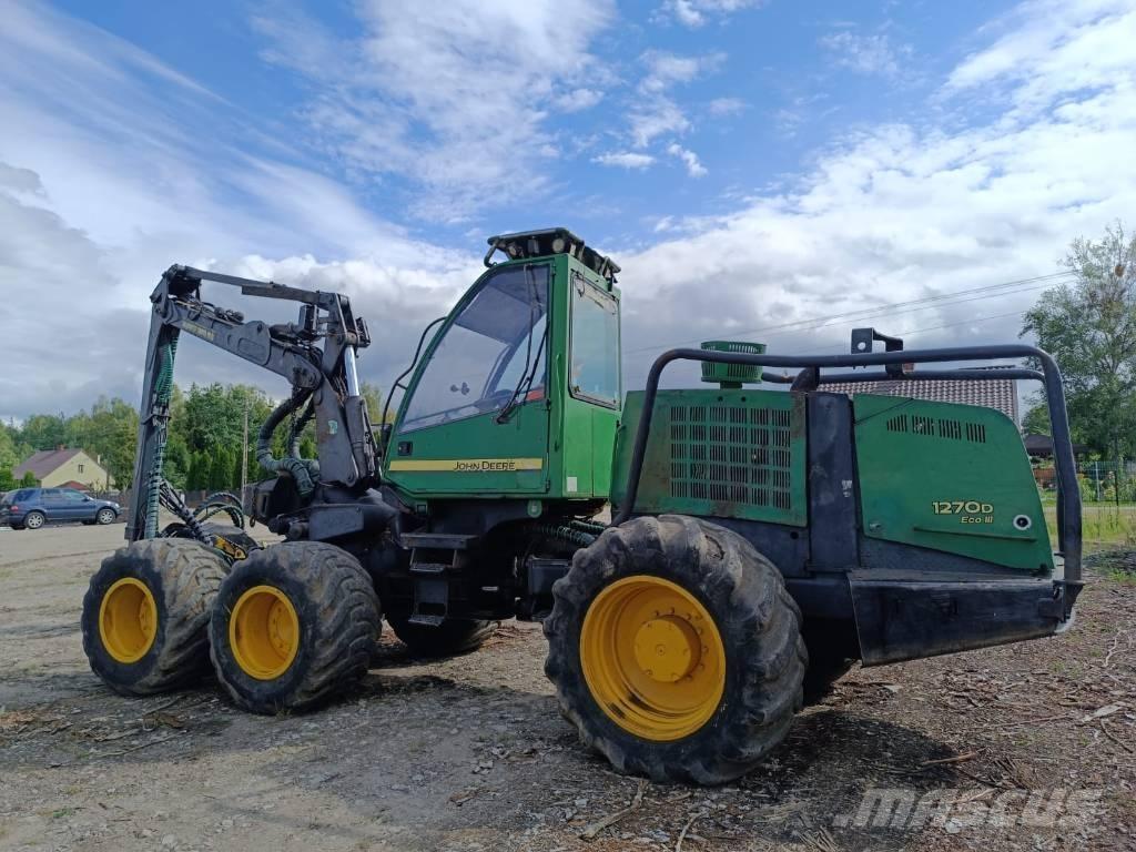 John Deere 1270 D Harvester