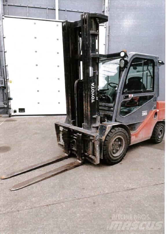 Toyota 8 FD JF 35 Diesel Stapler