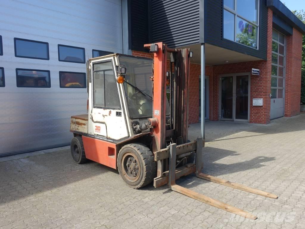 Nissan EGH02 A 30 U Diesel Stapler