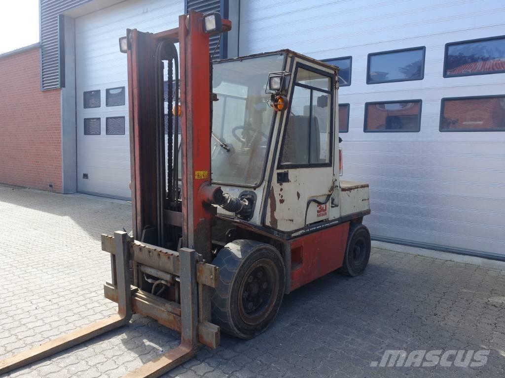Nissan EGH02 A 30 U Diesel Stapler