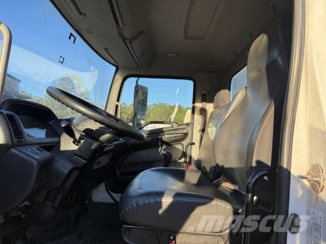 Hino 338 Getränkewagen