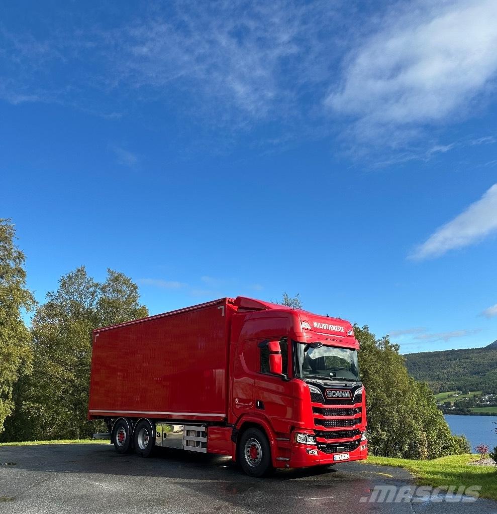 Scania R 590 Holztransportanhänger