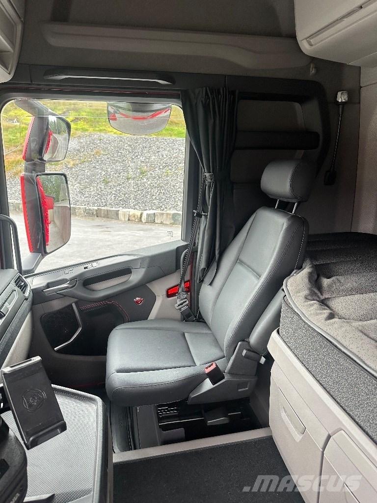 Scania R 590 Holztransportanhänger
