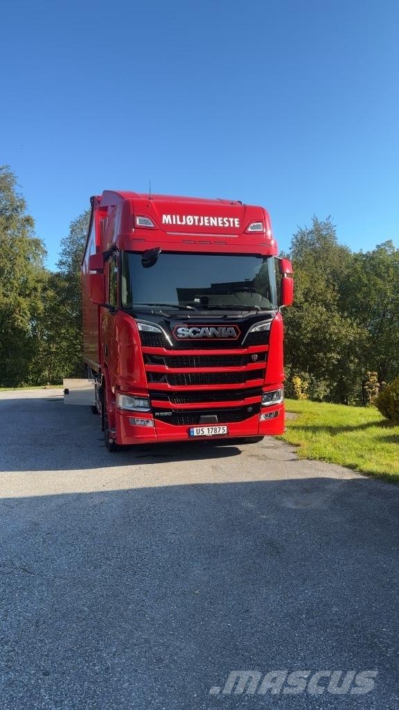 Scania R 590 Holztransportanhänger