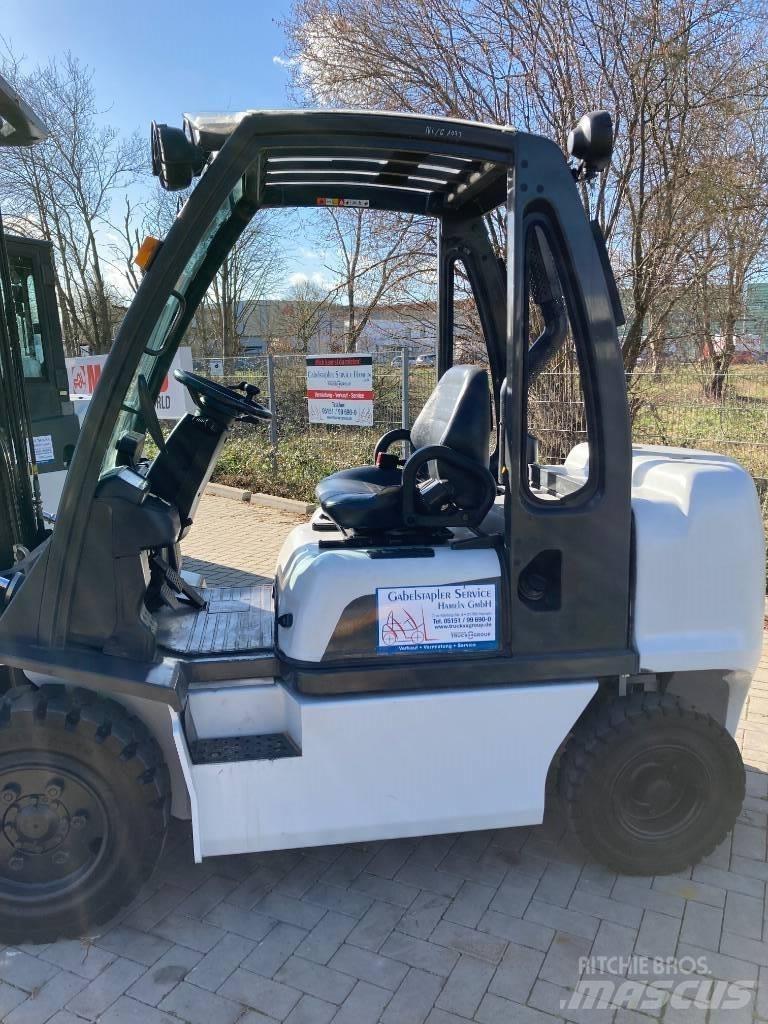 Nissan YG1D2A32Q Diesel Stapler