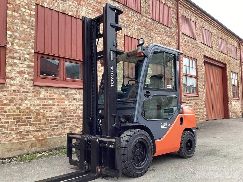 Toyota 8FDJF35 Diesel Stapler