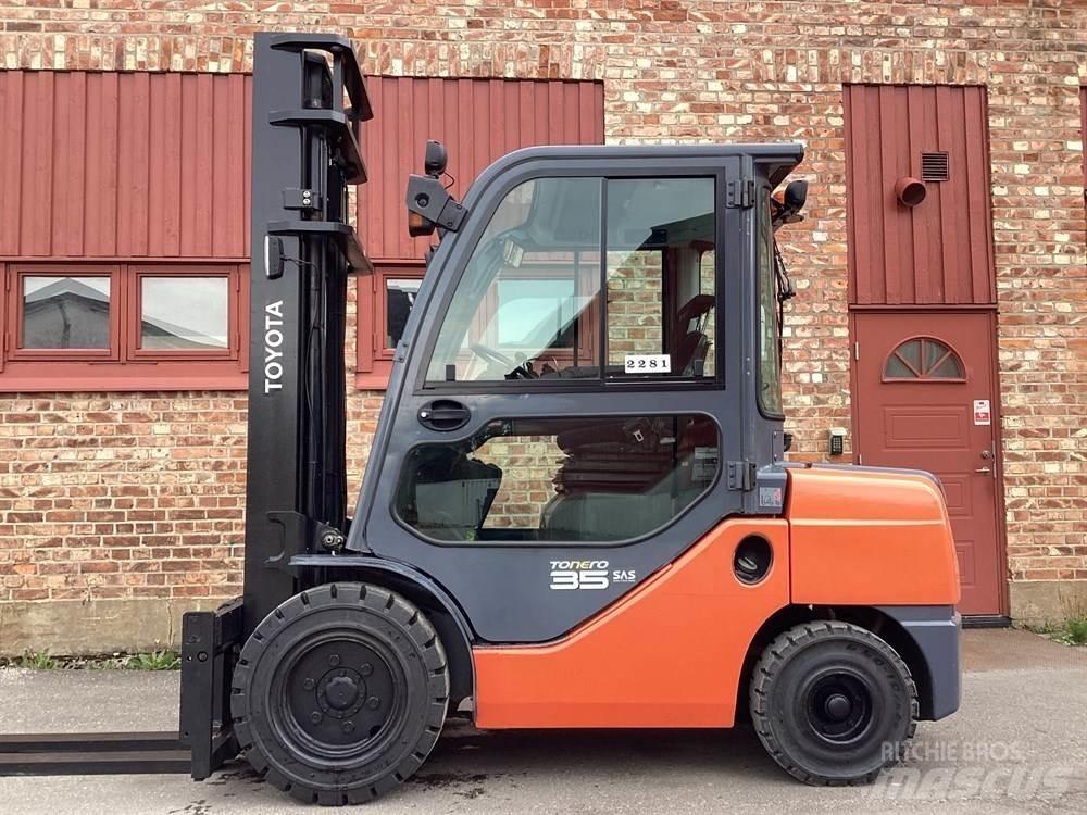 Toyota 8FDJF35 Diesel Stapler