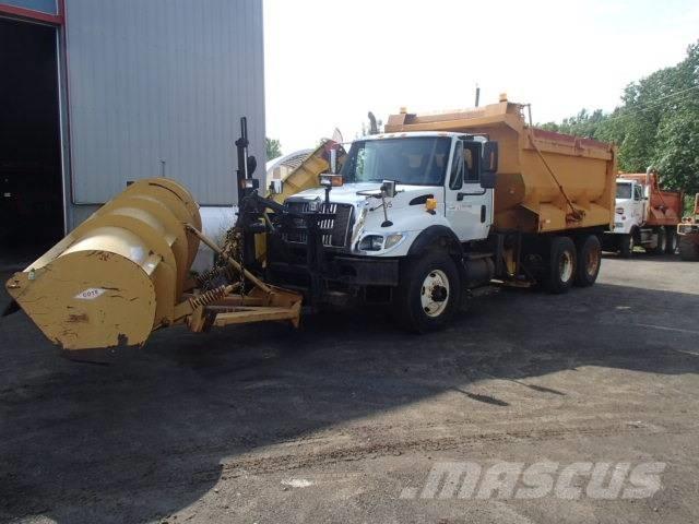 International 7400 Schneeschilde und -pflüge