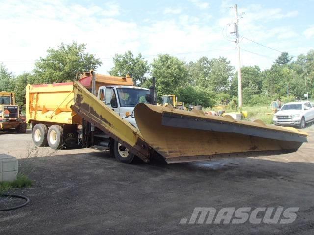 International 7400 Schneeschilde und -pflüge